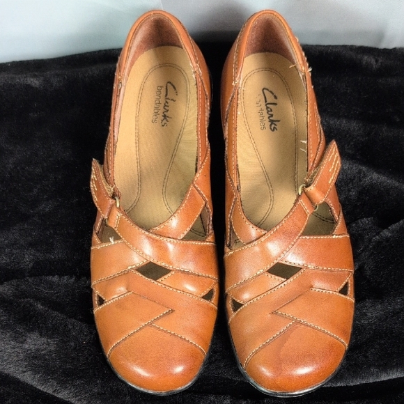 Clarks Tan Leather Flats with Woven Design. 8.5M. Euc - Picture 1 of 10